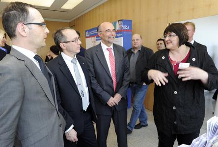Zu sehen von links: Wirtschaftsminister Heiko Maas, IHK-Vizepräsident Wolfgang Herges und IHK-Hauptgeschäftsführer Volker Giersch beim Messerundgang