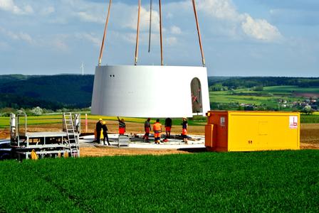Beginn der Turm-Montage einer Anlage des Windparks Bayerischer Odenwald von Green City Energy