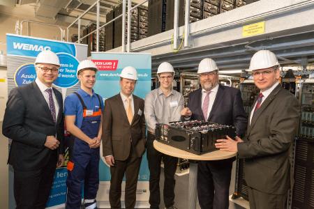 Thomas Murche, technischer Vorstand WEMAG; Florian Maty, Auszubildender WEMAG; Caspar Baumgart, kaufmännischer Vorstand WEMAG; Tom Mathy, Dualstudent WEMAG; Harry Glawe, Wirtschaftsminister MV; Peter Todt, stellvertretender IHK-Hauptgeschäftsführer (v. l. n. r.) Foto: WEMAG/Stephan Rudolph-Kramer