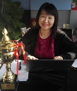 Zhimin Cui avec son prix, janvier 2016, Pékin, Chine