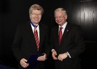 Der Hessische Ministerpräsident Roland Koch zeichnete in der Unternehmenszentrale von Rittal in Herborn Friedhelm Loh, Inhaber und Vorstandsvorsitzender der Friedhelm Loh Group, mit dem Hessischen Verdienstorden aus