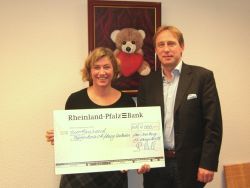 Rüdiger Rath und Diana Stein bei der Spendenübergabe