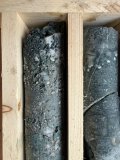 Abbildung 1: Epithermale Quarzadern, die durch Verwerfungsbewegungen nach der Mineralisierung aufgebrochen und brekziiert wurden.  Der epithermale Charakter ist in den Fragmenten deutlich erkennbar.  Die Tonmasse kann feinkörnigen Pyrit enthalten. Der Kerndurchmesser beträgt 68 mm.