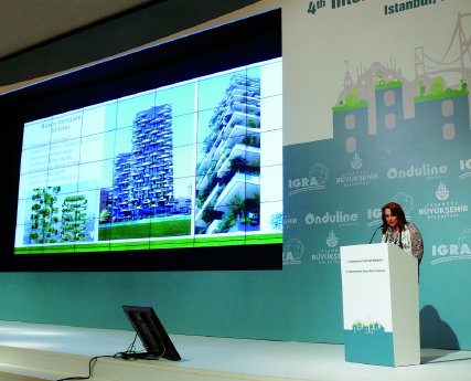 Laura Gatti mit Bosco Verticale_low.jpg