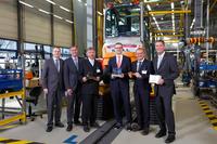 Frisch vom Band wurde der 500.000ste Gegengewichtstapler aus dem Hamburger STILL Werk feierlich von Thomas A. Fischer, Geschäftsführer Vertrieb, Marketing und Service der STILL GmbH, an die Firma Chemion übergeben / V.l.n.r. Holger Brandt, Leiter Vertrieb STILL Deutschland, Thorsten Baumeister, Leiter Produktion & Produktionssysteme STILL GmbH, Adrian Ksoll, Produktmanager FFZ-Fleetmanagement der Chemion Logistik GmbH, Thomas A. Fischer, Geschäftsführer Vertrieb, Marketing und Service der STILL GmbH, Frank Orth, Leiter Logistik Services der Chemion Logistik GmbH, Thorsten Marquardt, Leiter der STILL Niederlassungen Dortmund und Krefeld / Foto: STILL GmbH