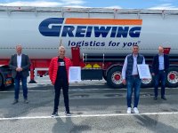 Die beiden Geschäftsführenden Gesellschafter der GREIWING logistics for you GmbH, Jürgen (l.) und Roland (r.) Greiwing, ehrten Torsten Bieder (2.v.l.) und Andreas Ludewig (2.v.r.) für ihre 30 Jahre währende Treue zum Unternehmen. (Foto: GREIWING logistics for you GmbH)