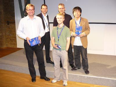 Harry Heinzelmann (Swiss Center for Electronics and Microtechnology, CH, ganz außen links), Gewinner des Posterwettbewerbs, zusammen mit dem Zweit- und Drittplatzierten, und Mitgliedern des JPK Organisationsteams.