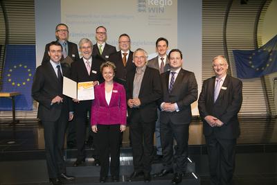 WFG-Geschäftsführer Steffen Schoch mit Minister Dr. Nils Schmidt, Minister Alexander Bonde und Staatssekretär Jürgen Walter, zusammen mit den Leadpartnern der drei weiteren prämierten Regionen in der Gruppe "Innovation"