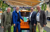Bildtext: Der Handschlag auf der NUFAM 2025 besiegelt die Partnerschaft: TYN-e und SMOVE starten gemeinsam in den Schweizer Markt.
(v.l.n.r.: Marc Oliver Schoeck, Prokurist & Director Sales TYN-e Europe GmbH; Markus Graf, CEO TYN-e Europe GmbH; Torsten Kätker, Verkaufsleiter International SMOVE Automotive AG; Thomas Huser, Verkaufsleiter Schweiz, SMOVE Automotive AG. Bildtext: Der Handschlag auf der NUFAM 2025 besiegelt die Partnerschaft: TYN-e und SMOVE starten gemeinsam in den Schweizer Markt.
(v.l.n.r.: Marc Oliver Schoeck, Prokurist & Director Sales TYN-e Europe GmbH; Markus Graf, CEO TYN-e Europe GmbH; Torsten Kätker, Verkaufsleiter International SMOVE Automotive AG; Thomas Huser, Verkaufsleiter Schweiz, SMOVE Automotive AG.