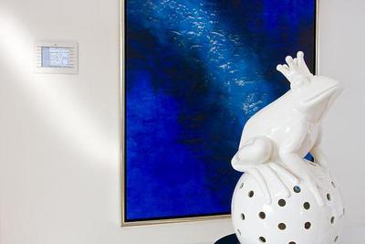 In die Wand dezent integriertes Touchpanel. Auch hier zu sehen der Grundriss der gesamten Wohnung und zu bedienender Funktionen zur Steuerung aller technischen Komponenten
