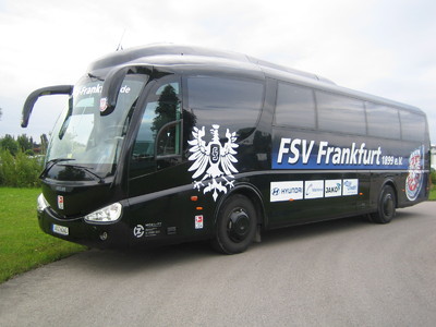Der Scania der Z MOBILITY im "Trikot" des FSV Frankfurt