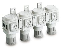 Der modulare Druckregler der Serie AR#M als Reglerbatterie im One-Box-Design ermöglicht es u.a., verschiedene Ausgangsdrücke auf der Rückseite zu realisieren, lässt sich einfach installieren und warten und zusätzlich mit dem Filter, Regler, Öler der Serie AC-D verblocken.