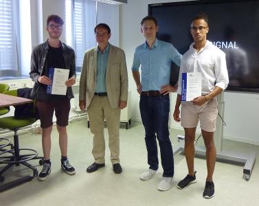 Tom Aponsah (Student), Prof. Dr. Thomas Baar, Sebastian Gundlach (ITK), Kilian Sanchez Holguin (Student) bei der ITK Student Award Verleihung an der HTW Berlin. Foto: ITK Engineering GmbH