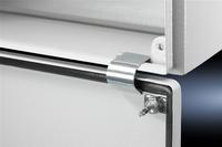 Die Deckelhalterung ist ohne Bohrung leicht zu montieren und ermöglicht ein Aufklappen der Deckel auch bei einem darunter angereihten Klemmkasten