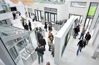 Interessante Gespräche und Produktneuheiten: Der neu gestalteten Showroom von Schüco in Wertingen lud die Gäste der Metallbau-Fachtage zum Verweilen ein / Bildnachweis: Schüco International KG
