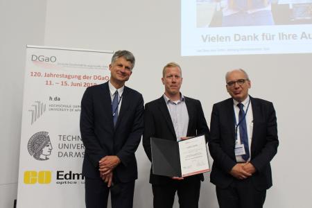 v.l.n.r.: Professor Stefan Sinziger (Vorsitzender der DGaO und Betreuer der Ar-beit), Preisträger Dr. Roman Kleindienst und Dr. Frank Höller (Carl-Zeiss AG Oberkochen, Past-President der DGaO und Vertreter des Preiskomitees) / Foto: Prof. M Brinkmann