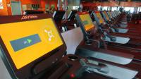 Die Fitness-Kette kann das Programm, das auf der 21-Zoll Discover SE3 HD Konsole mit Touchscreen läuft, beliebig oft anpassen und verändern. Vor allem der schnelle Wechsel von Spracheinstellun-gen und Maßeinheiten zur Leistungsmessung macht den Einsatz in allen Ländern der Welt leicht möglich