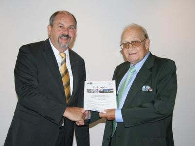 v.l.n.r.: Dr.-Ing. Reinhold Scheffel (tekit) und der Präsident der IHK Bonn/Rhein-Sieg Dr. Ernst Franceschini.