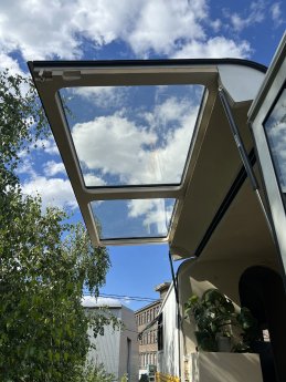 Bild 4 ACE One Million Miles Ausbau Seitenwand 1 Industriegasfeder.JPG