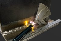 Begutachtungssituation einer Kehlnaht mit 4-Skalen-Schweißnahtlehre. (Foto: SLV Halle GmbH) 