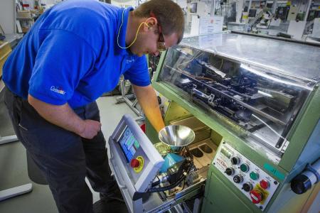 Die neue Inline-Federinspektionseinheit musste klein und kompakt sein, um unter die Produktionsmaschinen zu passen