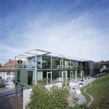 Das „Glas-Haus“ an der Bellevuestraße in Bern mit SELVE-Markisen-Funk-Technik