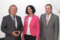 CONET-Aufsichtsrat Hans-Jürgen Niemeier (links) und der NATO-Beauftragte der CONET Solutions GmbH Joachim Mörsdorf begrüßten MdB Elisabeth Winkelmeier-Becker in der CONET-Unternehmenszentrale in Hennef (Bild: CONET)