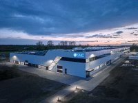 Anblick der neuen Produktionshalle im Abendlicht