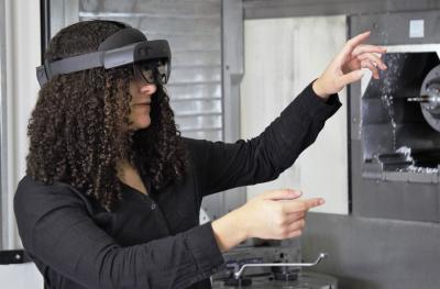 Klärung von Fragen oder Problemen an Maschinen mit Hilfe der Augmented-Reality-Technik in der Kundenberatung. Bildquelle: Hufschmied Zerspanungssysteme