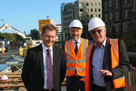 Ministerpräsident Michael Kretschmer besucht Hentschke Bau auf der Carolabrücke, v.l.n.r.: Ministerpräsident Michael Kretschmer, Marko Schiemann MdL, Jörg Drews, Geschäftsführer Hentschke Bau GmbH