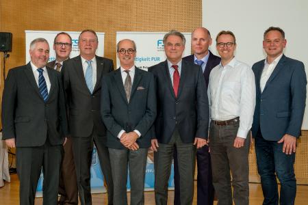 FSK-Vorstand v.l. Dr. Ulrich Fehrenbacher (RÜHL PUROMER GmbH), Jens-Jürgen Härtel (Volkswagen AG), Manfred Werner (Sekisui Alveo GmbH), Albrecht Manderscheid (Cannon Deutschland GmbH), Dr. Dirk Endres-Hein (F.S. Fehrer Automotive GmbH), Jörg Teschner (Klöckner polyPUR Chemie GmbH), Jens Geschke (Covestro Oldenburg GmbH & Co. KG) und Rüdiger Simon (sitola GmbH & Co. KG).