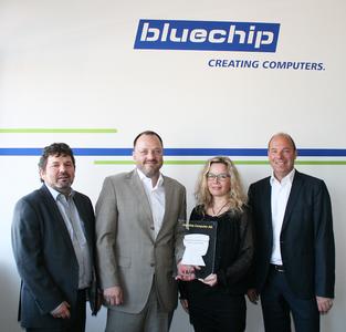 Übergabe des Kingston Awards an bluechip Vorstand Sven Buchheim und Produktmanagerin Nicole Engelskircher durch Christian Marhöfer (rechts im Bild), Regional Director DACH und Andreas Scholz (links im Bild), Business Development Manager, Kingston Technology