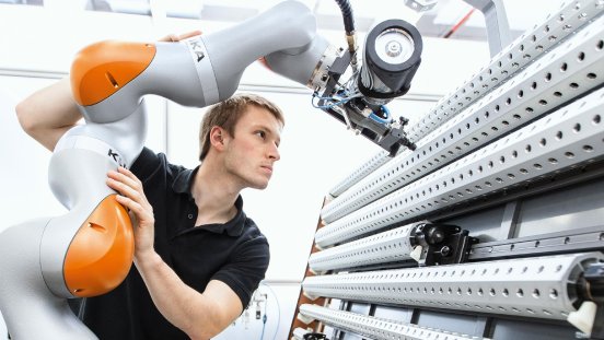 Web_Image-LBR iiwa_Sensitive Robot.jpg