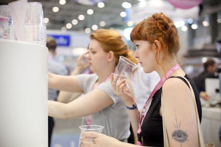 Beliebte Anlaufstellen in Sachen Erfrischung: die Wasserspender und Zapfstationen von BWT water+more auf der World of Coffee /Foto: Daniela Linares Leandro