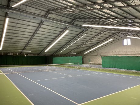 www.as-led.de-Tageslichtleere Tennishallen mit Satteldach gleichmäßig hell und normgerecht beleu.jpg