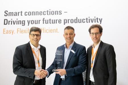 Bildunterschrift: Volker Bibelhausen (li.) und Tobias Gaukstern (re.) nahmen dankend die Auszeichnung auf der smart production solutions aus den Händen von Chefredakteur Ronald Heinze (m.) entgegen / Bildquelle: Weidmüller / Patrice Kunde