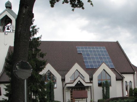 Solaranlage auf Kirchendach in Oberschlesien.jpg