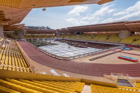 Im Stade Louis II in Monaco sorgt die REHAU Rasenheizung mit einem rund 40 Kilometer langen Leitungsnetz aus PE-Xa Rohren für ein optimales Wachstumsklima des Rasens. (Bildrechte: REHAU)