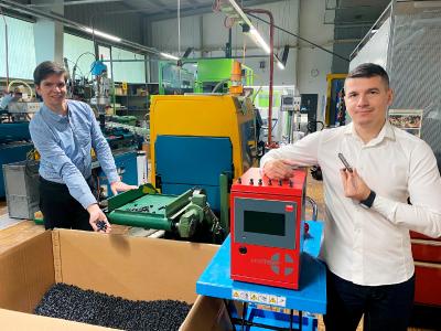 Produktion der Schlauchelemente maxiflex® - Jörg Bruder (links) und Memo Ljatifi (rechts)