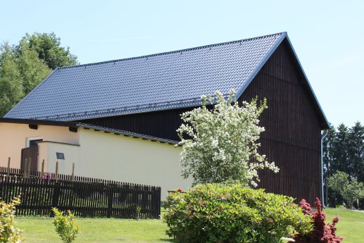 Vogtländische Scheune eingedeckt mit LM D-TILE. Gerade in rauen Gegenden bewähren sich Luxmetall.JPG