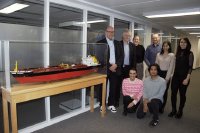 Die vier Stipendiat:innen mit Vertretungen der Fördernden und Lehrenden der maritimen Studiengänge der HSB (hintere Reihe von links): Jens-Ole Goeldner (Lomar), Prof. Dr. Thomas Pawlik (HSB), Frauke Garbers-Bueckmann (Lomar), die beiden Stipendiat:innen Lennart Jacob Bünemann und Jinky Pagilagan, Prof. Dr. Ilknur Colmorn. Vorne die beiden Stipendiat:innen Passant Adel Hassanein und Michael Rhenzo Pasion (von links). Copyright: HSB-Meike Mossig