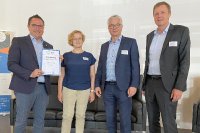 Erfolgreicher Abschluss von „Ökoprofit Märkischer Kreis 2021/2022“: SELVE gehört zu den ausgezeichneten Unternehmen. Darüber freuen sich Ingrid Bresan und Geschäftsführer Ludger Stracke (Mitte) mit Marco Voge (Landrat Märkischer Kreis, li.) und Michael Hermanns vom NRW-Ministerium für Umwelt, Landwirtschaft, Natur- und Verbraucherschutz (re.).