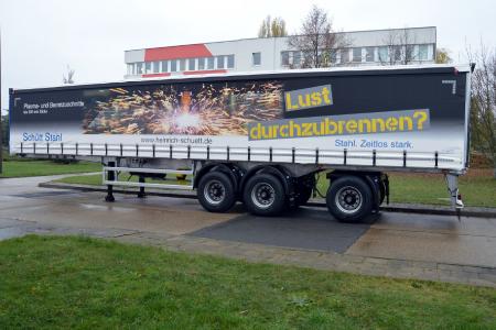 Die Curtainsider-Aufbauten mit VarioFRAME-Bordwänden, in die die seitliche Plane für die volle Nutzlast gespannt werden kann, erfüllen durchgehend die Anforderungen nach DIN EN 12642 Code XL Anhang A.