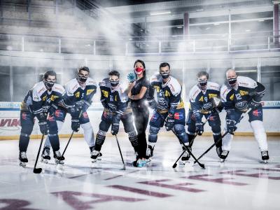 From left: Giacomo Dal Pian, Tobias Fohrler, Dominic Zwerger, HeiQ Group CMO Hoi Kwan Lam, Elia Mazzolini, Dario Rohrbach and Jiri Novotny bare their shark teeth, braving the pandemic and daring the new ice hockey season (Image from HeiQ)