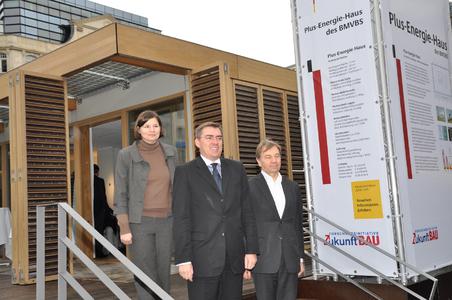 Stolz, das Plus-Energie-Haus in Frankfurt eröffnen zu können (von links): Manuela Rottmann, Umweltdezernentin der Stadt Frankfurt, Jan Mücke, Parlamentarischer Staatssekretär im Bundesbauministerium, sowie Architekt Professor Manfred Hegger