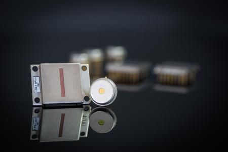 Pyroelektrische Hochdetektivitäts-Detektoren PYROSENS mit gleichmäßiger spektraler Empfindlichkeit (Foto: DIAS Infrared GmbH)