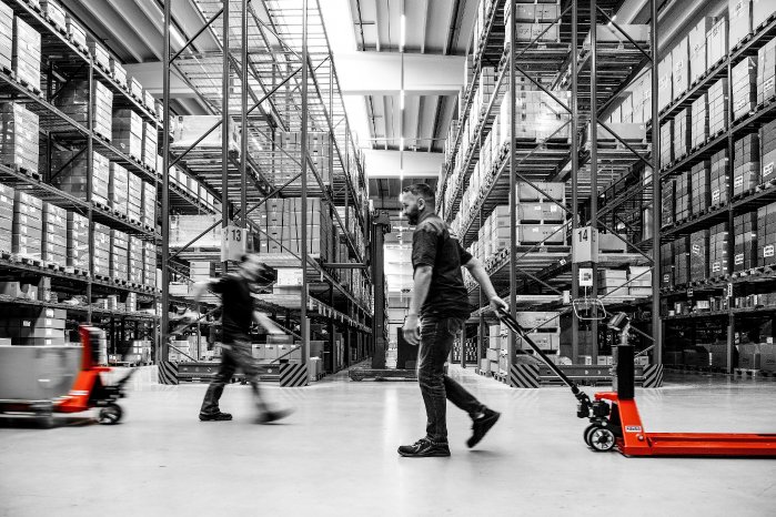 09 Hand pallet trucks - persons - in motion_black.jpg