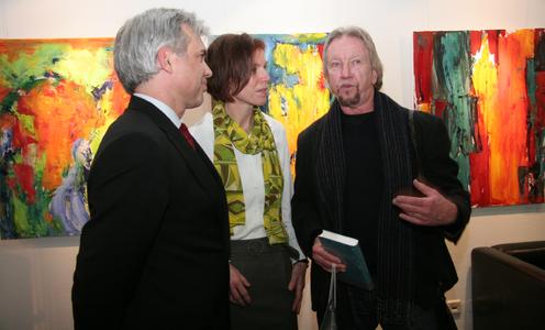 "farbenfroh" – so der Titel der derzeitigen WITTENSTEIN-Ausstellung von Inken Frank – im Bild die Künstlerin zusammen mit Laudator Johannes Seibt (rechts) und Ulrich Boelcke, Geschäftsführer der WITTENSTEIN intens GmbH (links), bei der Vernissage am Freitagabend
