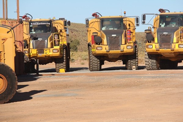 Pilbara Minerals - Trucks auf Pilgangoora.jpg