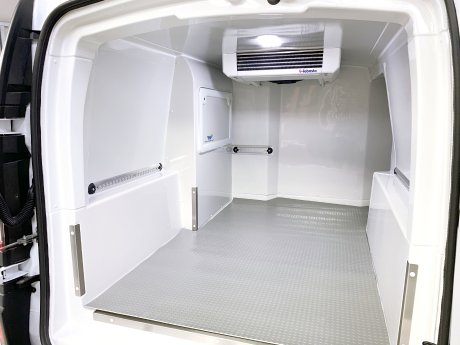 Winter+Kuehlfahrzeuge_Laderaum+Renault+Kangoo+ZE+mit+integriertem+Batteriemodul_Heckeinblic.jpg
